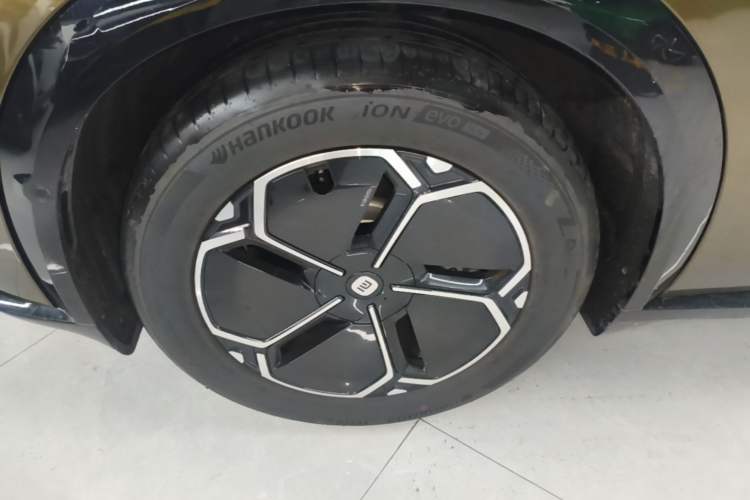 Used Xiaomi Auto YU7 2025 Ultra-Long Range Rear-Wheel Drive Version Left Front Wheel Hub