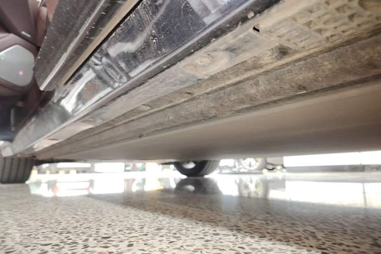 Used Xiaomi Auto YU7 2025 Ultra-Long Range High-Performance All-Wheel-Drive Max Edition Left Side Sill