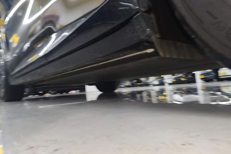 Used Xiaomi Auto YU7 2025 Ultra-Long Range Rear-Wheel Drive Version Left Side Sill