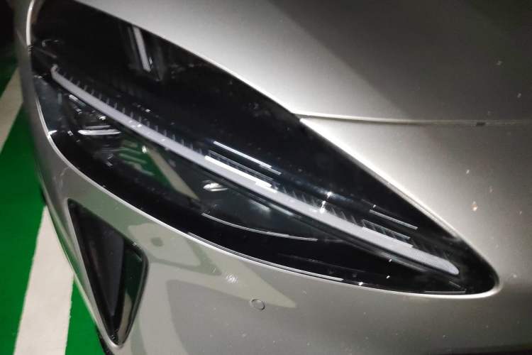 Used Xiaomi Auto YU7 2025 Ultra-Long Range Rear-Wheel Drive Version Right Front Headlight