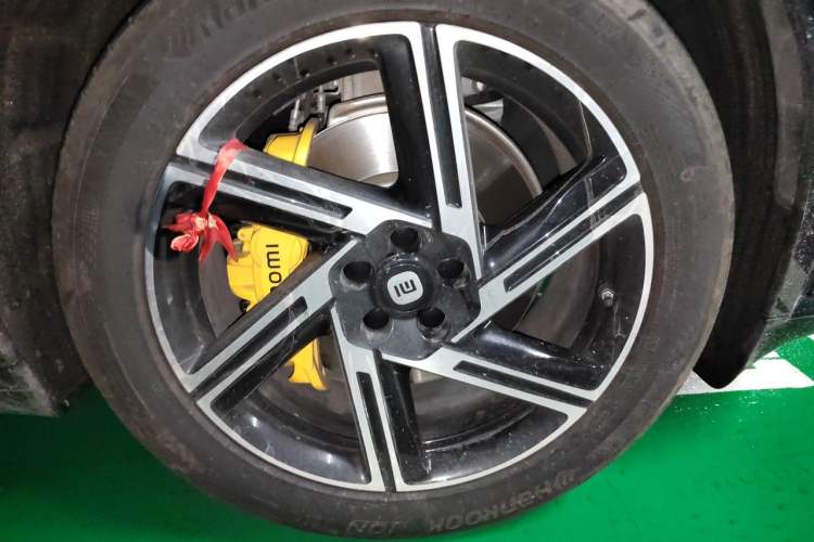 Used Xiaomi Auto YU7 2025 Ultra-Long Range Rear-Wheel Drive Version Right Front Wheel Hub
