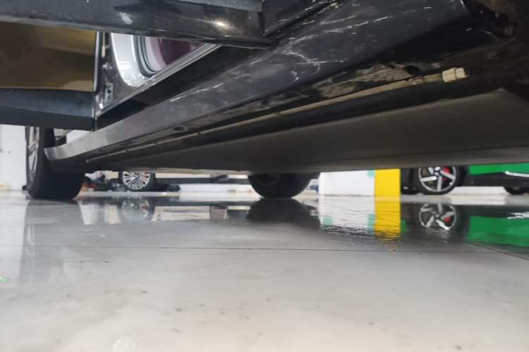 Used Xiaomi Auto YU7 2025 Ultra-Long Range Rear-Wheel Drive Version Right Side Sill