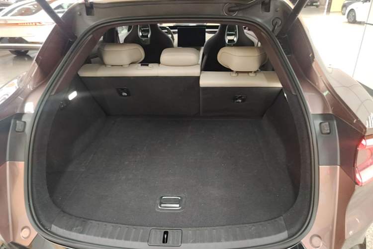 Used Xiaomi Auto YU7 2025 Ultra-Long Range High-Performance All-Wheel-Drive Max Edition Trunk