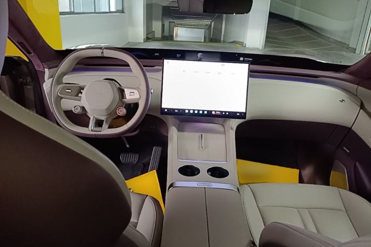 Used Xiaomi Auto YU7 2025 Ultra-Long Range High-Performance All-Wheel-Drive Max Edition Center Console