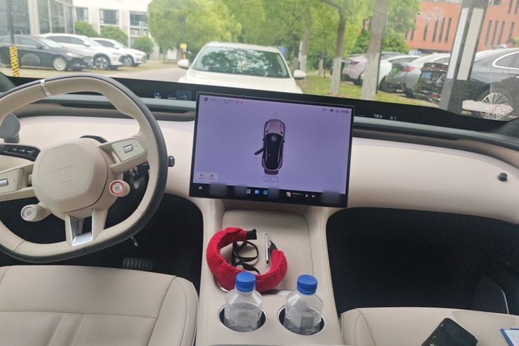 Used Xiaomi Auto YU7 2025 Ultra-Long Range High-Performance All-Wheel-Drive Max Edition Center Console