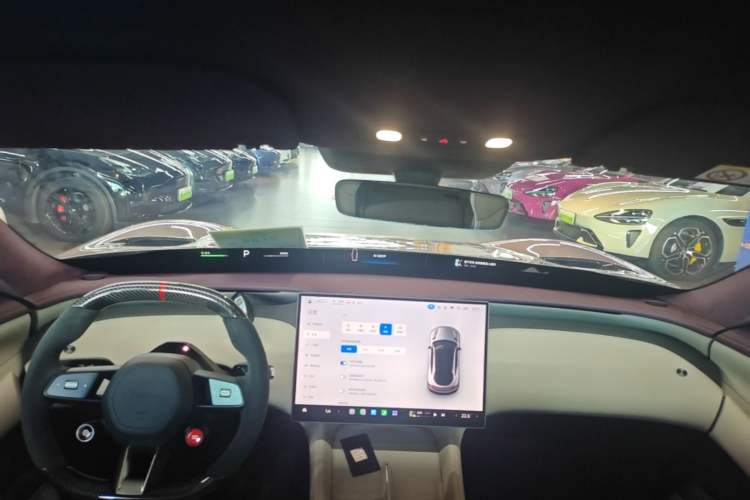 Used Xiaomi Auto YU7 2025 Ultra-Long Range High-Performance All-Wheel-Drive Max Edition Center Console