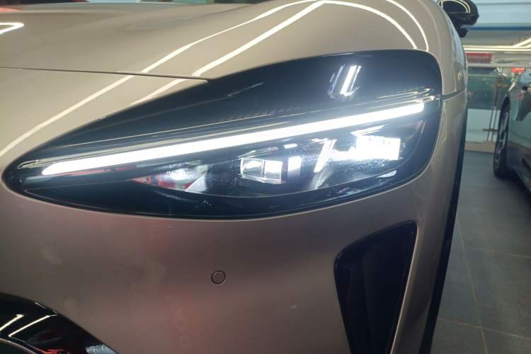 Used Xiaomi Auto YU7 2025 Ultra-Long Range Rear-Wheel Drive Version Left Front Headlight