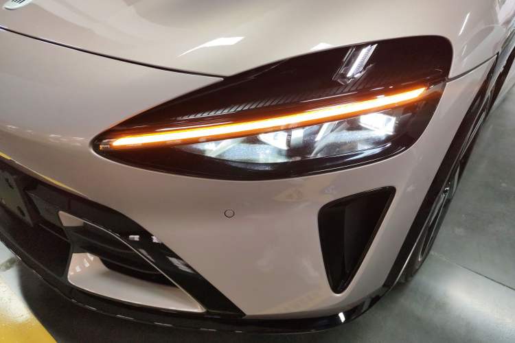 Used Xiaomi Auto YU7 2025 Ultra-Long Range High-Performance All-Wheel-Drive Max Edition Left Front Headlight