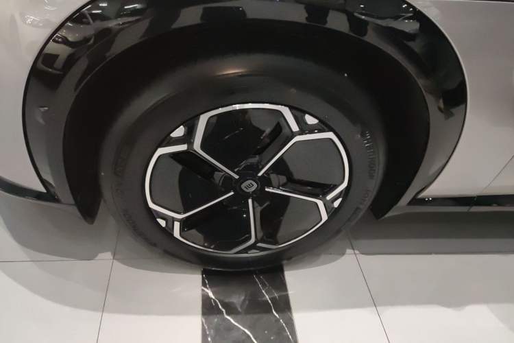 Used Xiaomi Auto YU7 2025 Ultra-Long Range Rear-Wheel Drive Version Left Front Wheel Hub