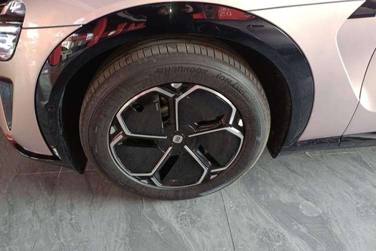 Used Xiaomi Auto YU7 2025 Ultra-Long Range All-Wheel Drive Pro Version Left Front Wheel Hub