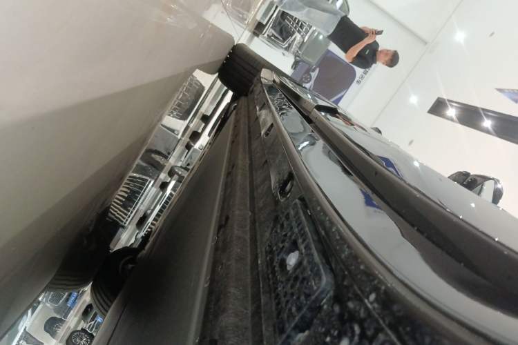 Used Xiaomi Auto YU7 2025 Ultra-Long Range All-Wheel Drive Pro Version Left Side Sill