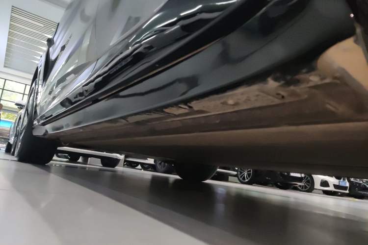 Used Xiaomi Auto YU7 2025 Ultra-Long Range Rear-Wheel Drive Version Left Side Sill