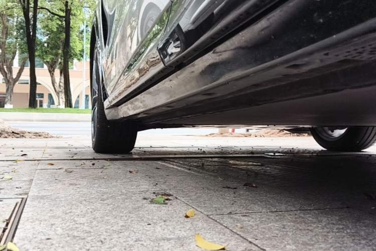 Used Xiaomi Auto YU7 2025 Ultra-Long Range High-Performance All-Wheel-Drive Max Edition Left Side Sill