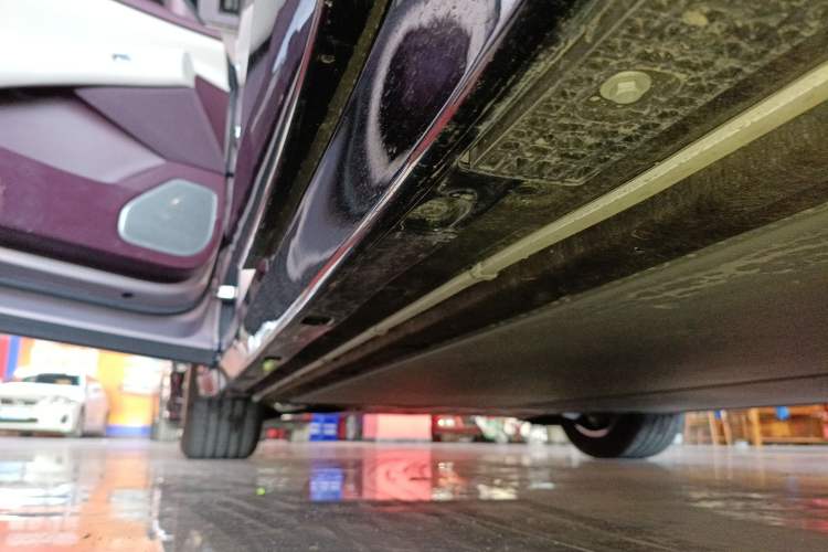 Used Xiaomi Auto YU7 2025 Ultra-Long Range All-Wheel Drive Pro Version Left Side Sill