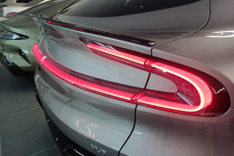 Used Xiaomi Auto YU7 2025 Ultra-Long Range Rear-Wheel Drive Version Right Rear Taillight