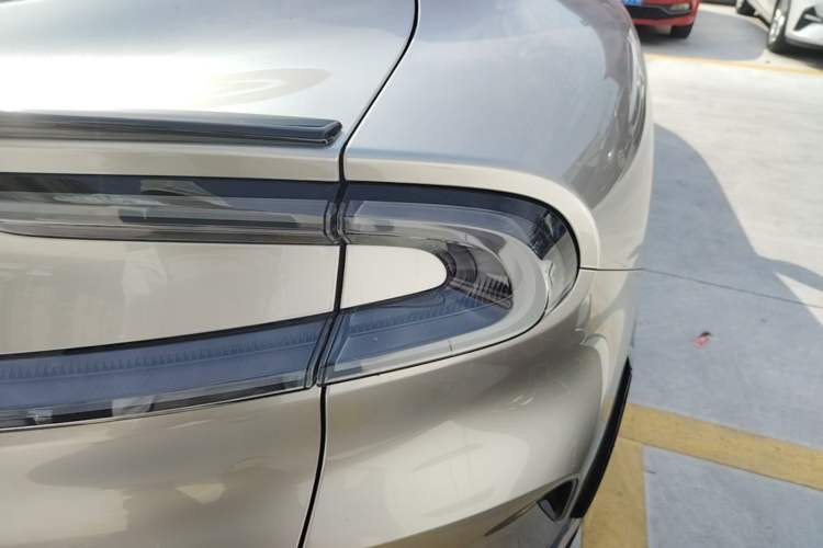 Used Xiaomi Auto YU7 2025 Ultra-Long Range All-Wheel Drive Pro Version Right Rear Taillight