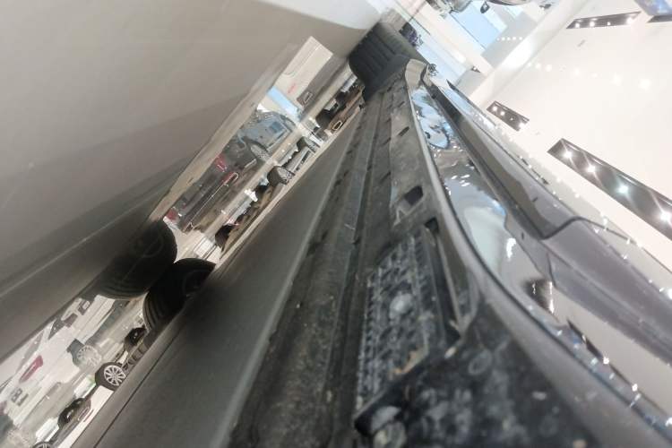 Used Xiaomi Auto YU7 2025 Ultra-Long Range All-Wheel Drive Pro Version Right Side Sill