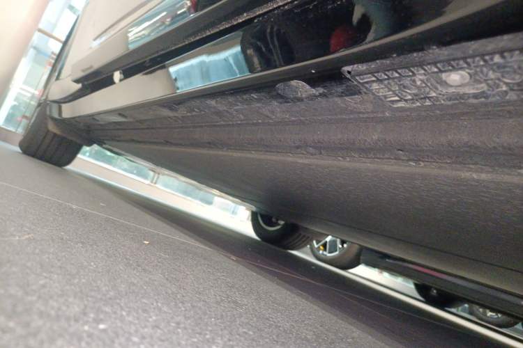Used Xiaomi Auto YU7 2025 Ultra-Long Range Rear-Wheel Drive Version Right Side Sill