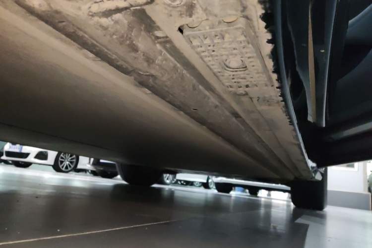 Used Xiaomi Auto YU7 2025 Ultra-Long Range Rear-Wheel Drive Version Right Side Sill