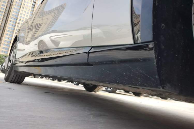 Used Xiaomi Auto YU7 2025 Ultra-Long Range All-Wheel Drive Pro Version Right Side Sill