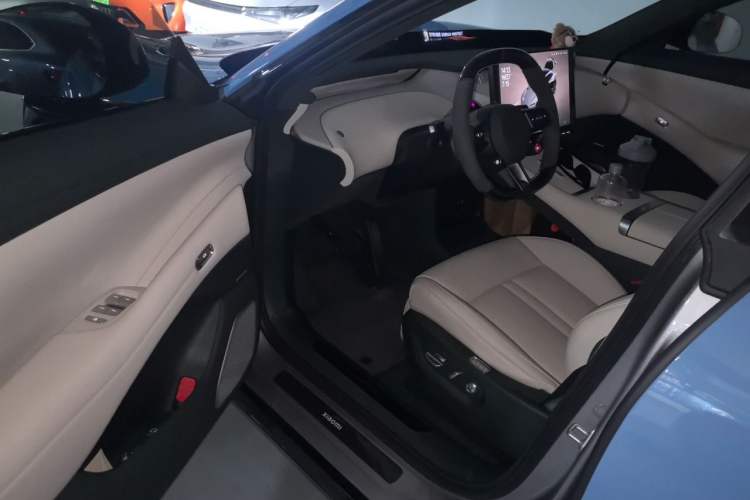 Used Xiaomi Auto YU7 2025 Ultra-Long Range High-Performance All-Wheel-Drive Max Edition Driver Seat