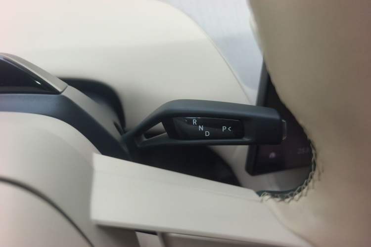 Used Xiaomi Auto YU7 2025 Ultra-Long Range High-Performance All-Wheel-Drive Max Edition Gear Lever