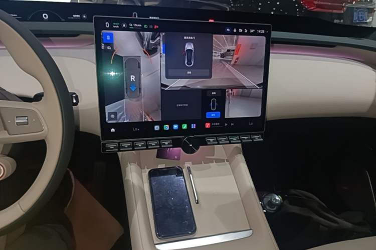 Used Xiaomi Auto YU7 2025 Ultra-Long Range High-Performance All-Wheel-Drive Max Edition Audio And AC Panel
