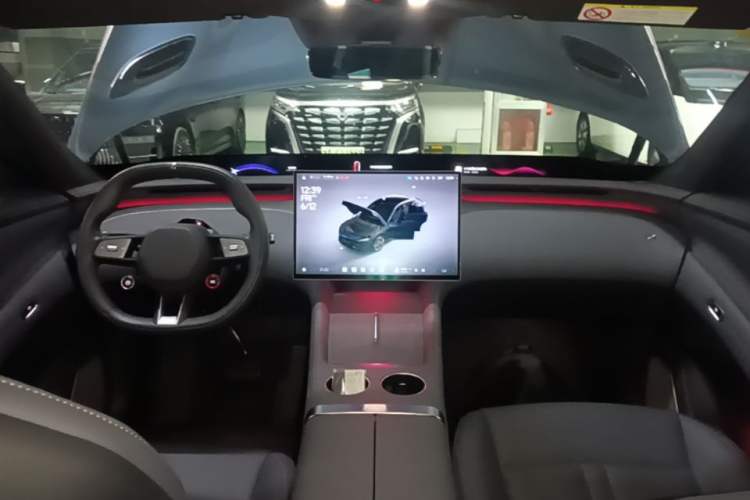 Used Xiaomi Auto YU7 2025 Ultra-Long Range High-Performance All-Wheel-Drive Max Edition Center Console