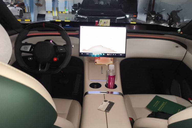 Used Xiaomi Auto YU7 2025 Ultra-Long Range High-Performance All-Wheel-Drive Max Edition Center Console
