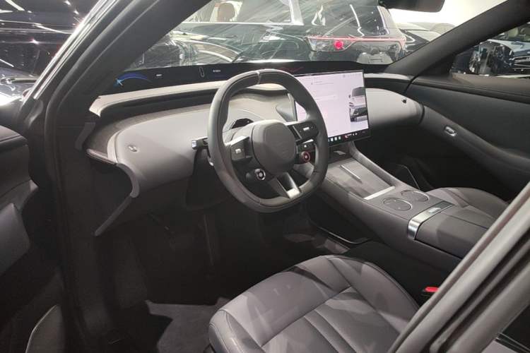 Used Xiaomi Auto YU7 2025 Ultra-Long Range Rear-Wheel Drive Version Center Console