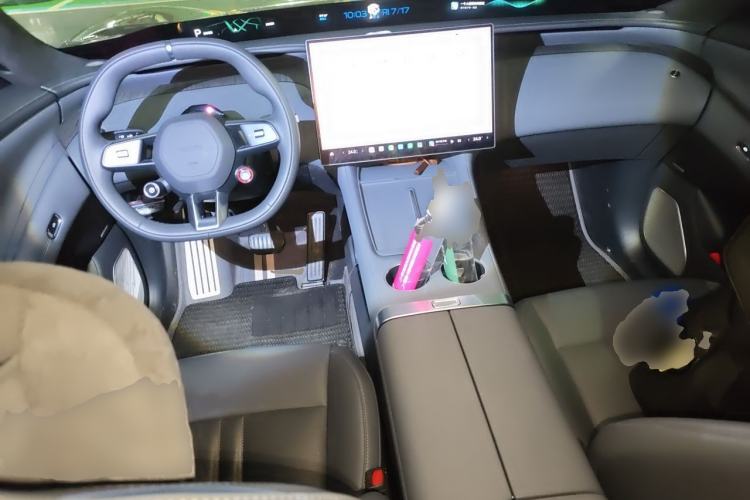 Used Xiaomi Auto YU7 2025 Ultra-Long Range High-Performance All-Wheel-Drive Max Edition Center Console