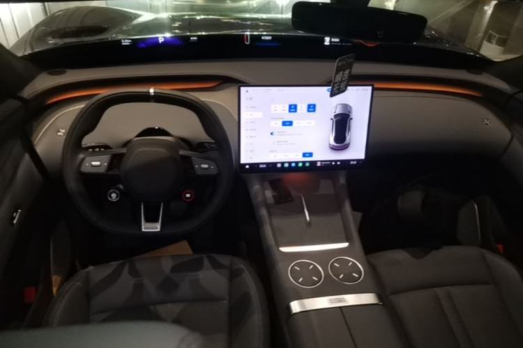Used Xiaomi Auto YU7 2025 Ultra-Long Range High-Performance All-Wheel-Drive Max Edition Center Console