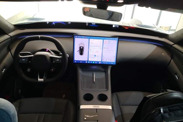 Used Xiaomi Auto YU7 2025 Ultra-Long Range High-Performance All-Wheel-Drive Max Edition Center Console
