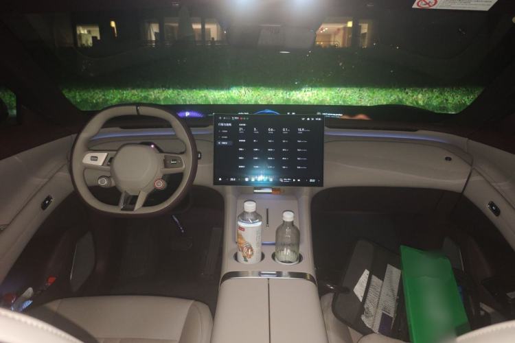 Used Xiaomi Auto YU7 2025 Ultra-Long Range Rear-Wheel Drive Version Center Console