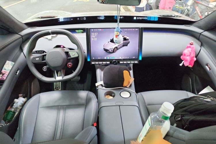 Used Xiaomi Auto YU7 2025 Ultra-Long Range High-Performance All-Wheel-Drive Max Edition Center Console