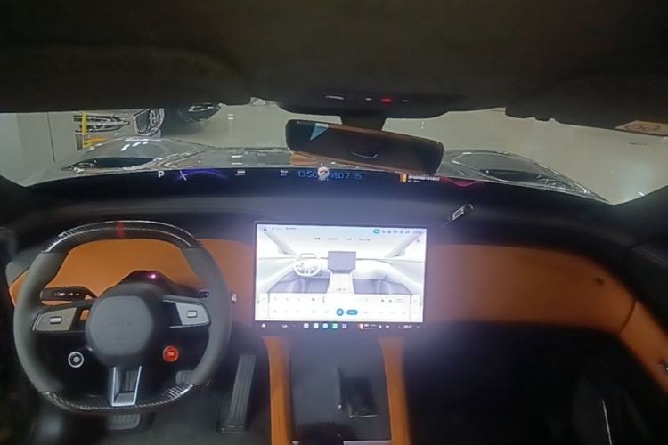 Used Xiaomi Auto YU7 2025 Ultra-Long Range High-Performance All-Wheel-Drive Max Edition Center Console