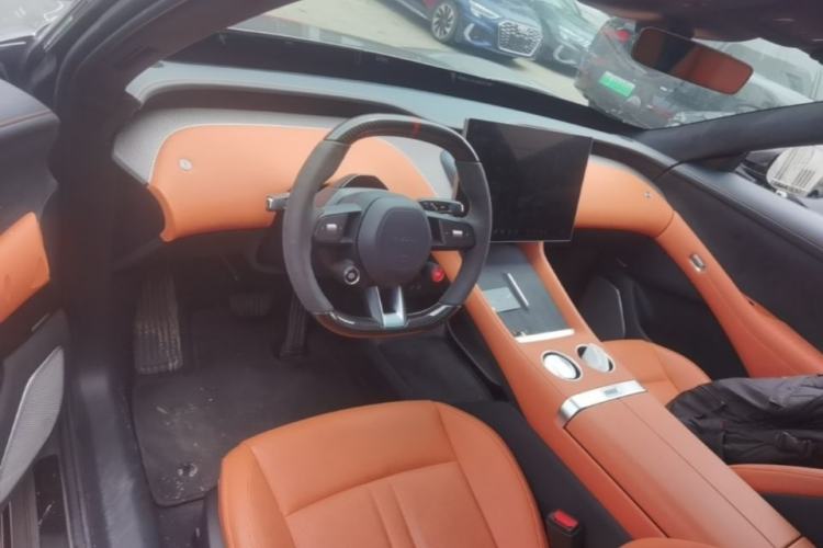 Used Xiaomi Auto YU7 2025 Ultra-Long Range High-Performance All-Wheel-Drive Max Edition Center Console
