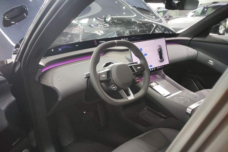 Used Xiaomi Auto YU7 2025 Ultra-Long Range High-Performance All-Wheel-Drive Max Edition Center Console