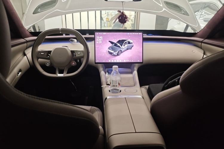 Used Xiaomi Auto YU7 2025 Ultra-Long Range High-Performance All-Wheel-Drive Max Edition Center Console