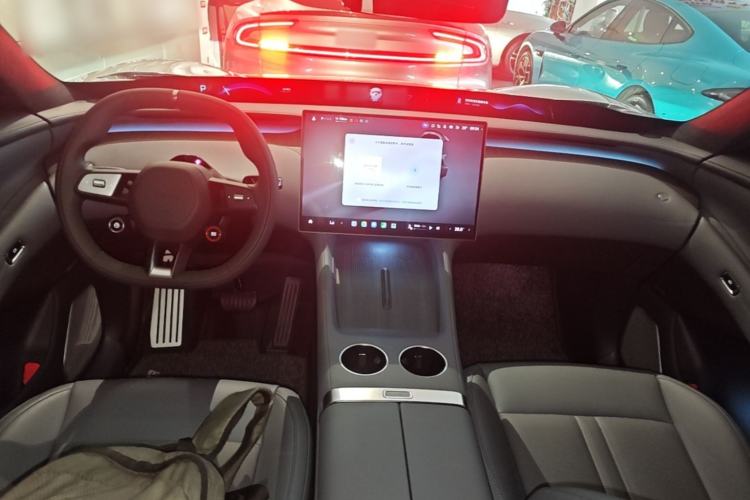 Used Xiaomi Auto YU7 2025 Ultra-Long Range High-Performance All-Wheel-Drive Max Edition Center Console