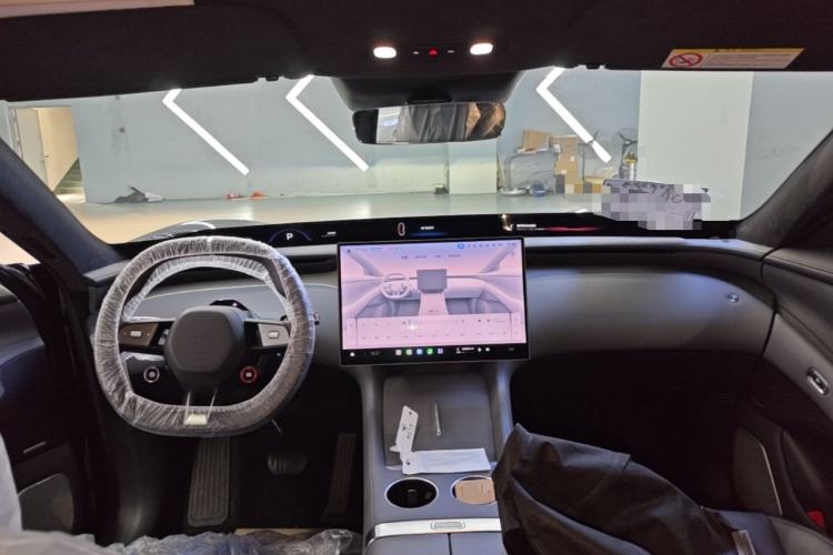 Used Xiaomi Auto YU7 2025 Ultra-Long Range High-Performance All-Wheel-Drive Max Edition Center Console