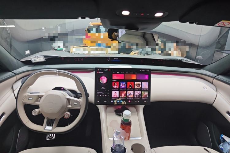 Used Xiaomi Auto YU7 2025 Ultra-Long Range High-Performance All-Wheel-Drive Max Edition Center Console
