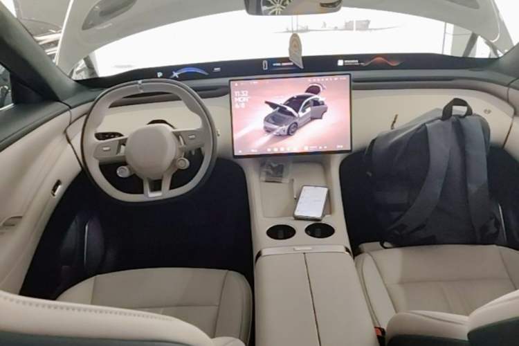 Used Xiaomi Auto YU7 2025 Ultra-Long Range High-Performance All-Wheel-Drive Max Edition Center Console