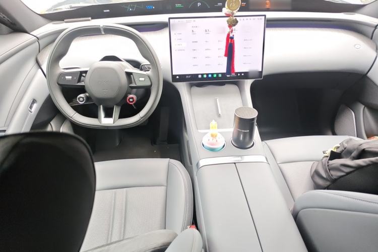 Used Xiaomi Auto YU7 2025 Ultra-Long Range Rear-Wheel Drive Version Center Console