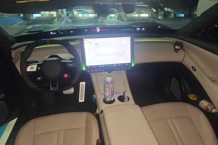 Used Xiaomi Auto YU7 2025 Ultra-Long Range High-Performance All-Wheel-Drive Max Edition Center Console