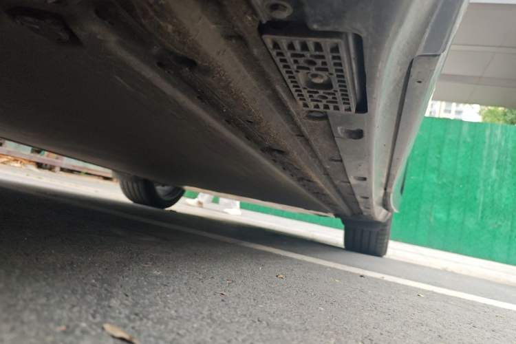 Used Xiaomi Auto YU7 2025 Ultra-Long Range High-Performance All-Wheel-Drive Max Edition Chassis Front Left