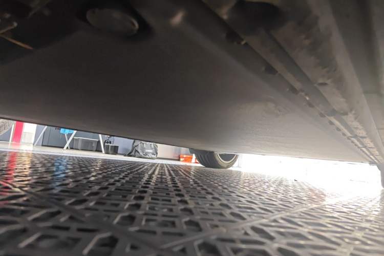 Used Xiaomi Auto YU7 2025 Ultra-Long Range High-Performance All-Wheel-Drive Max Edition Chassis Front Left