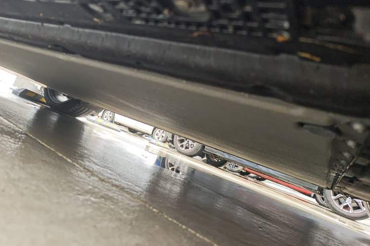 Used Xiaomi Auto YU7 2025 Ultra-Long Range High-Performance All-Wheel-Drive Max Edition Chassis Front Right