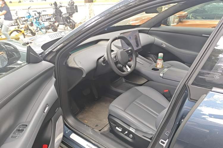 Used Xiaomi Auto YU7 2025 Ultra-Long Range High-Performance All-Wheel-Drive Max Edition Driver Seat