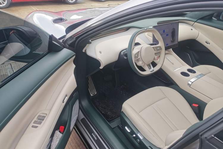 Used Xiaomi Auto YU7 2025 Ultra-Long Range High-Performance All-Wheel-Drive Max Edition Driver Seat